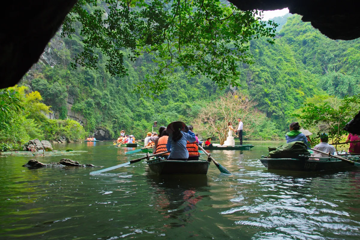 Best Trang An Grottoes Tour with Bai Dinh Pagoda